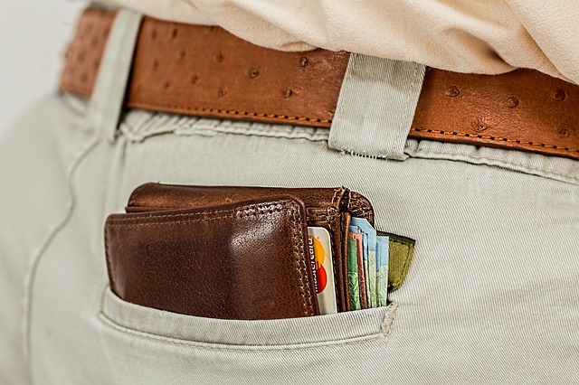 wallet sticking out of pants pocket