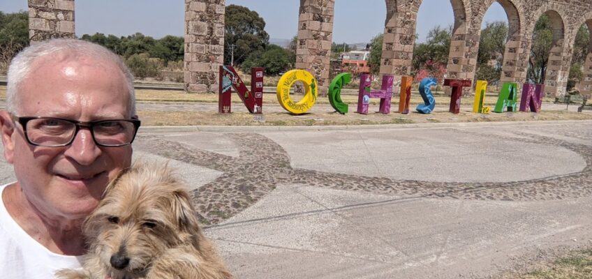 Me and Taco in front of the Nochistlán sign and the aqueduct