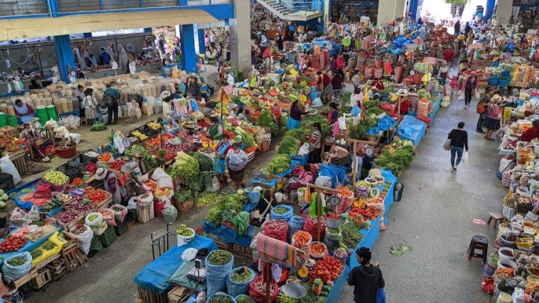 A large fruit and vegetable market
